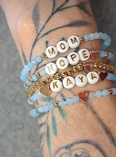 Aquamarin Armband, Personalisiert , 18K vergoldete Perlen, Namensarmband