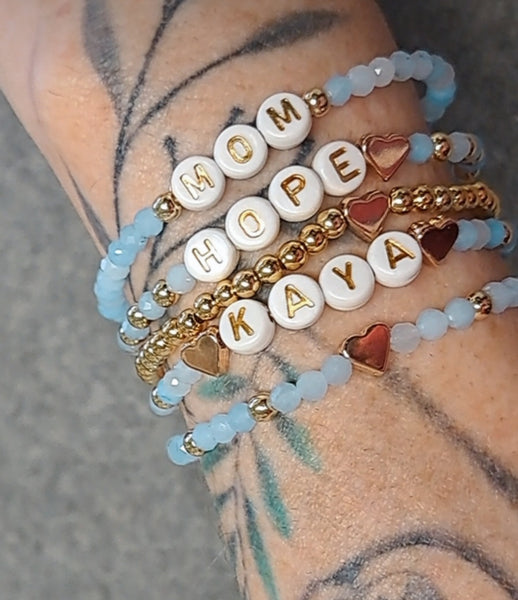 Aquamarin Armband, Personalisiert , 18K vergoldete Perlen, Namensarmband