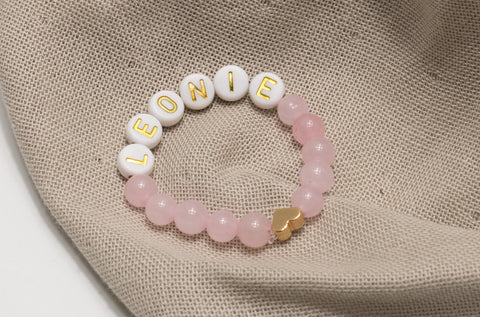 Babyarmband mit Namen, Rosenquarz, Mädchen, rose-gold Buchstaben gold